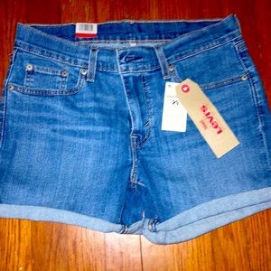 Never worn Levi’s mid length short.